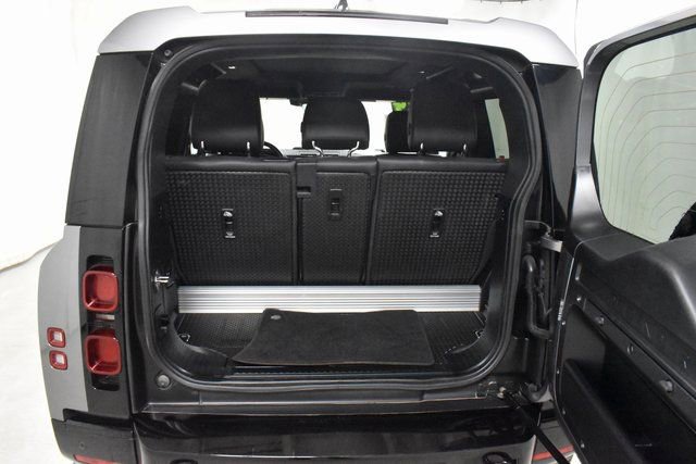 Used 2024 Land Rover Defender 90 X-Dynamic SE image 11