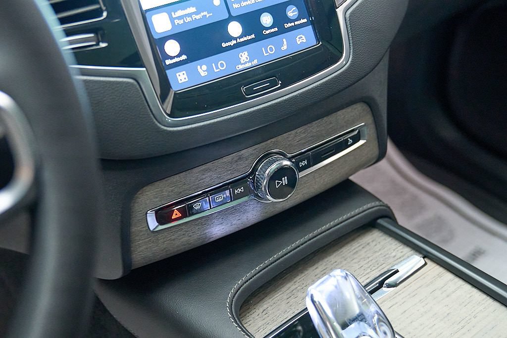 Certified 2023 Volvo XC90 B6 Ultimate w/ Protection Package Premier AWD/4WD image 16