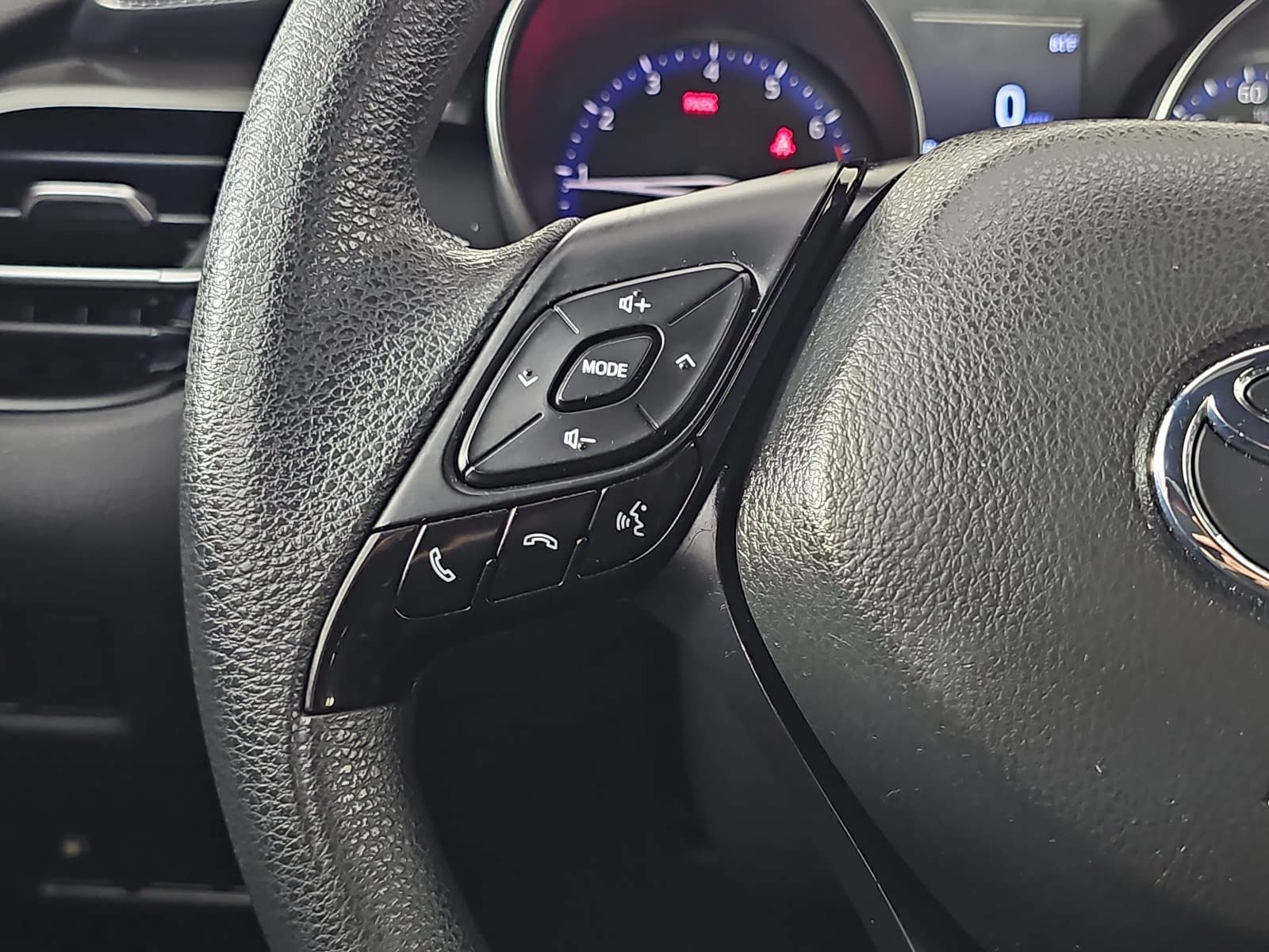 Used 2019 Toyota C-HR LE FWD image 17