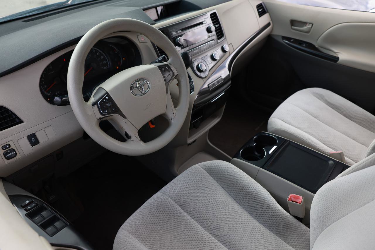 Used 2011 Toyota Sienna LE image 4