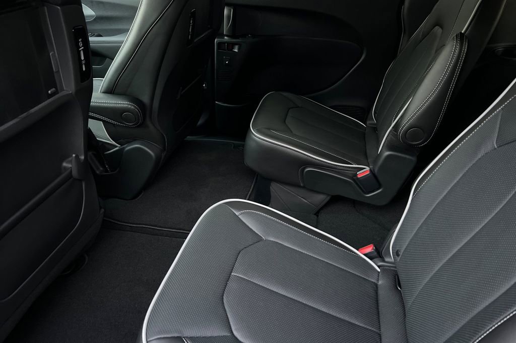 New 2026 Chrysler Pacifica Limited w/ Uconnect Theater Family Group image 12