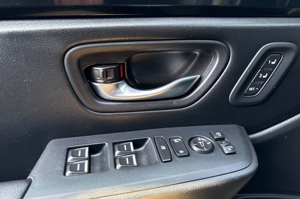 Certified 2025 Honda Pilot TrailSport image 5