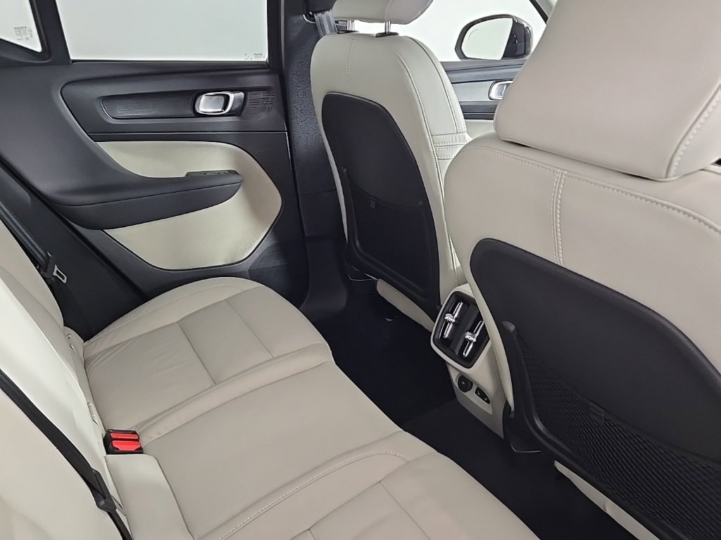 Certified 2023 Volvo XC40 B5 Ultimate w/ Climate Package image 13