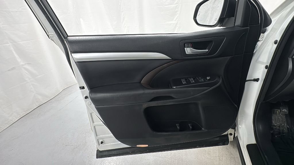 Used 2018 Toyota Highlander XLE image 21