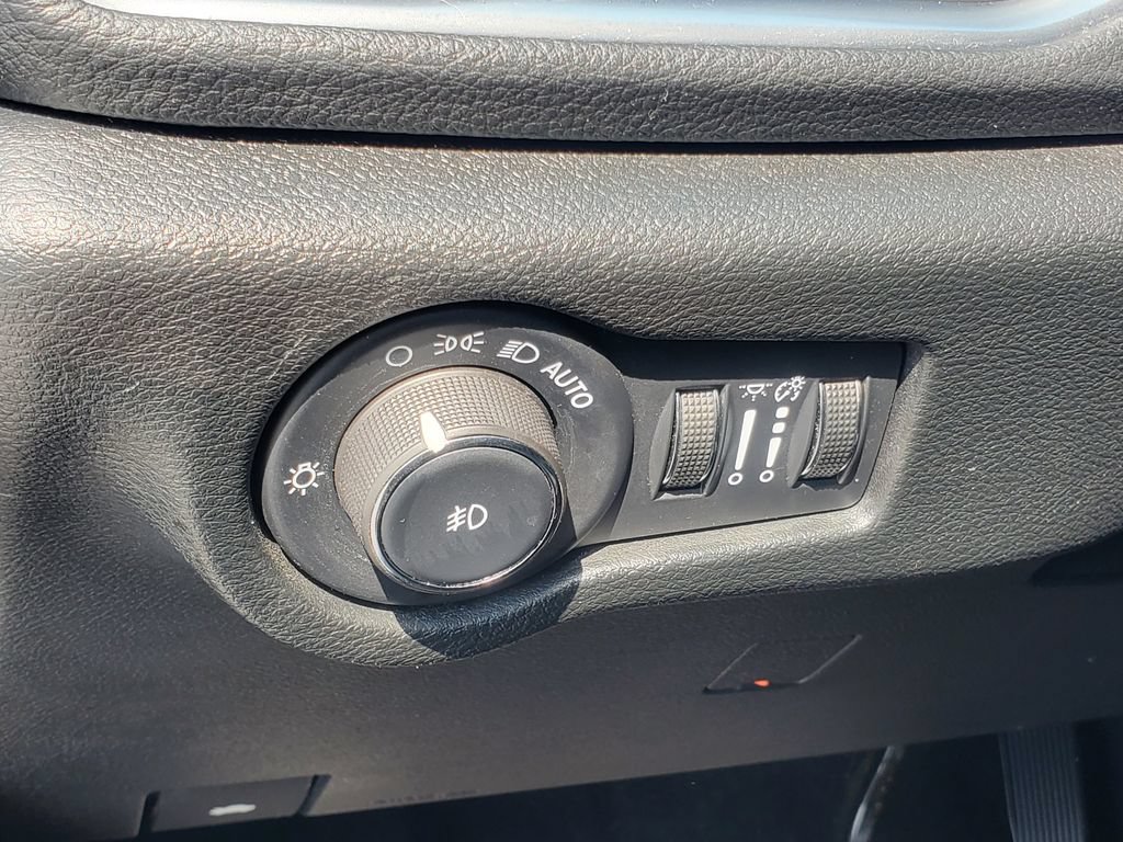 Used 2025 Chrysler Pacifica Limited FWD image 7