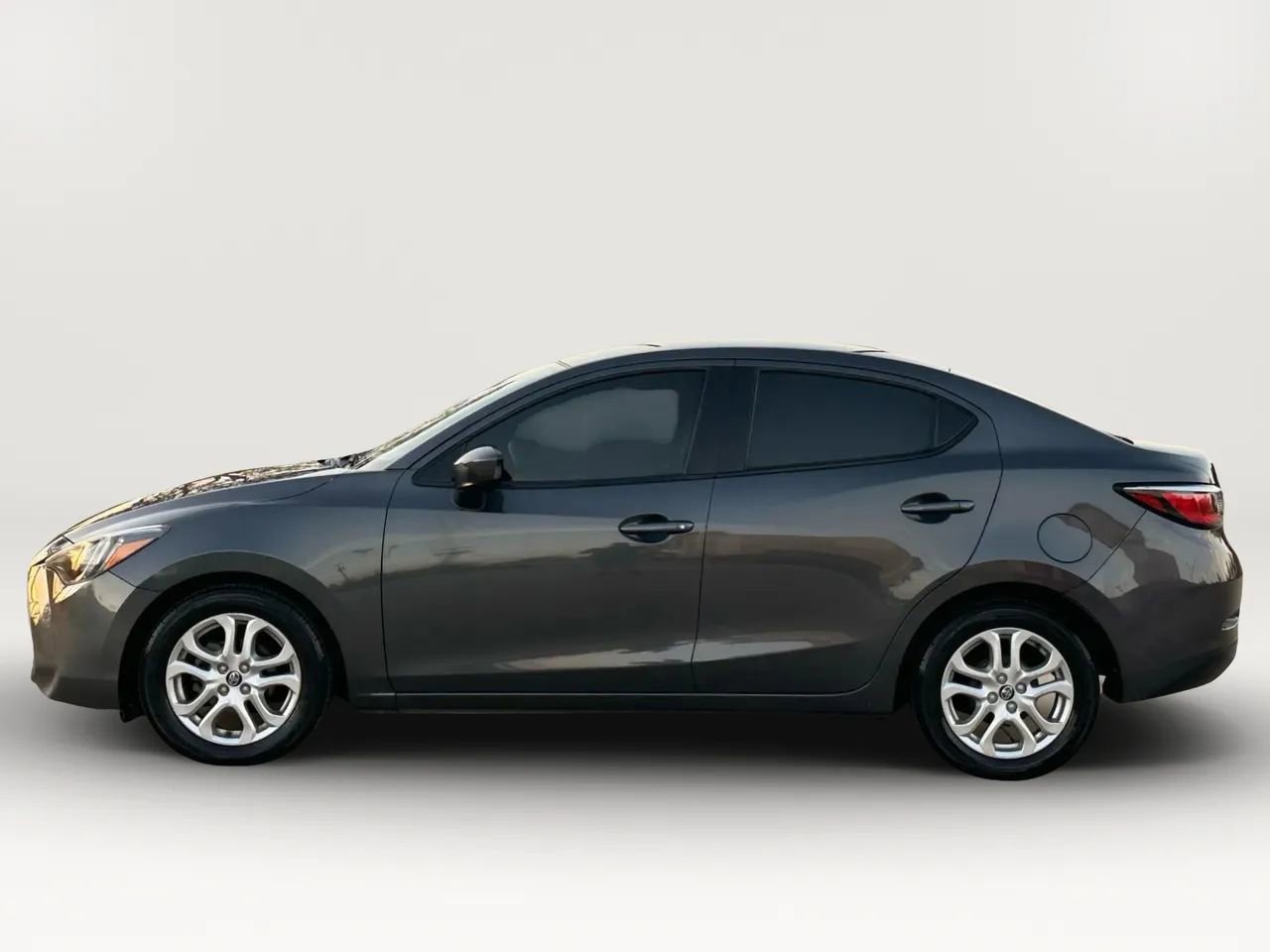 Used 2018 Toyota Yaris iA image 2