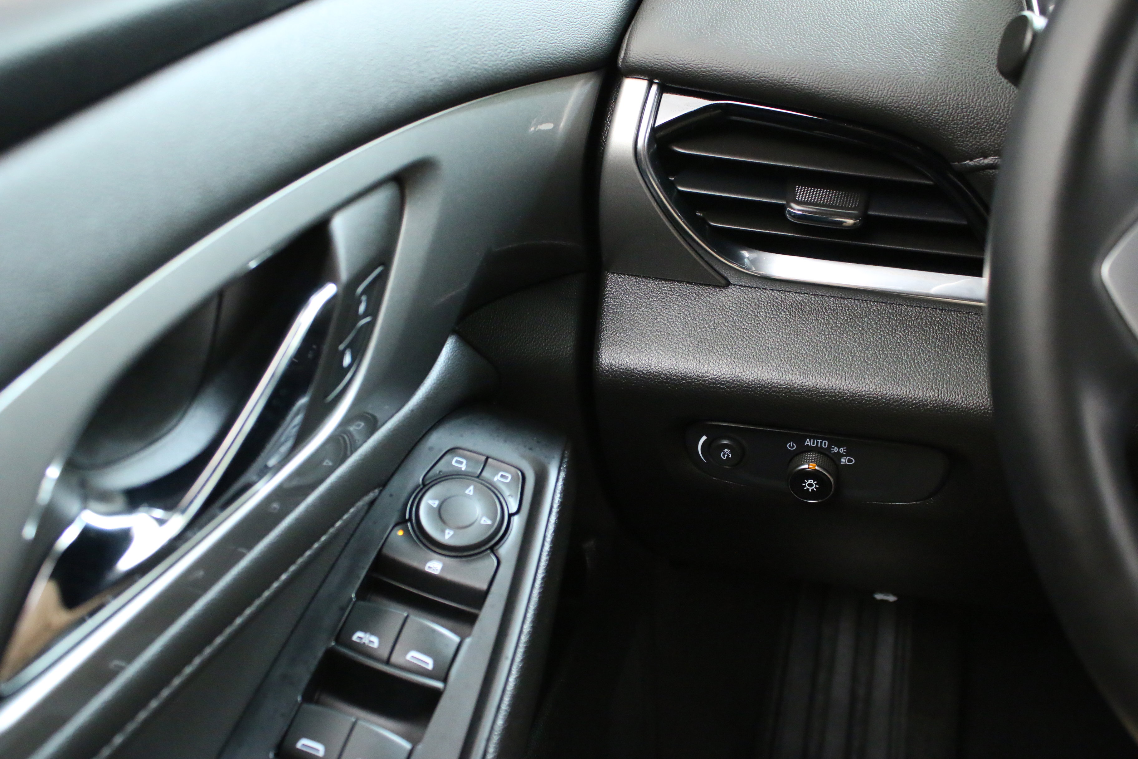 Used 2023 Chevrolet Traverse LT w/ LPO, Floor Liner Package AWD/4WD image 17