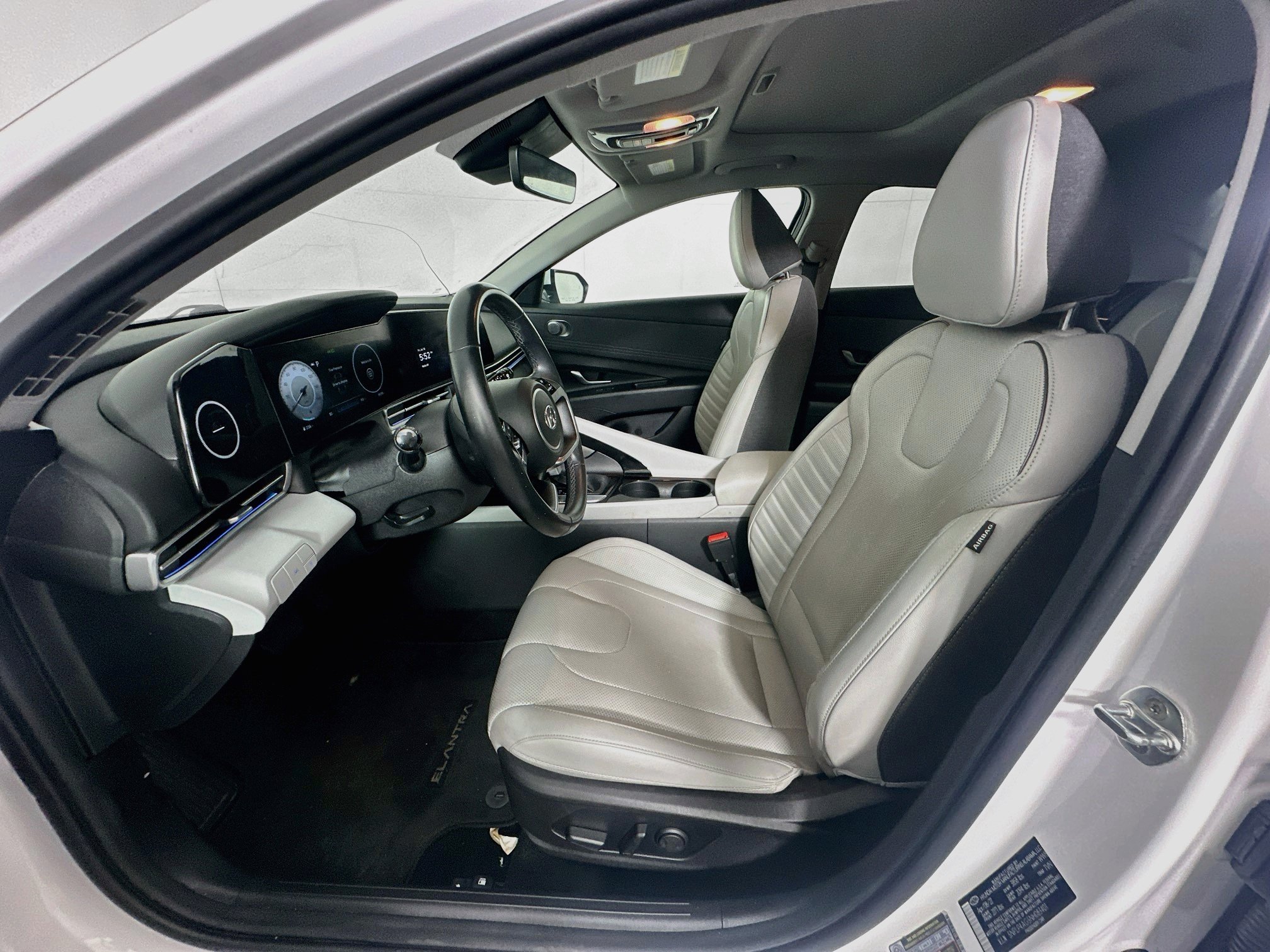 Used 2022 Hyundai Elantra Limited FWD image 13