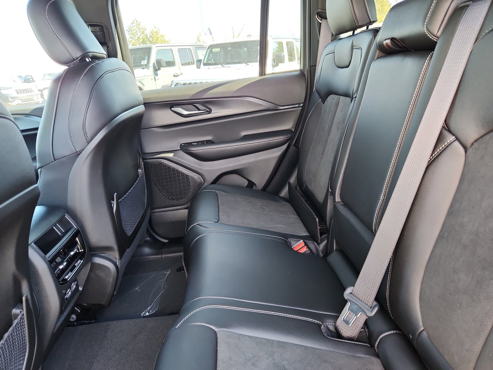 New 2025 Jeep Grand Cherokee Altitude image 17