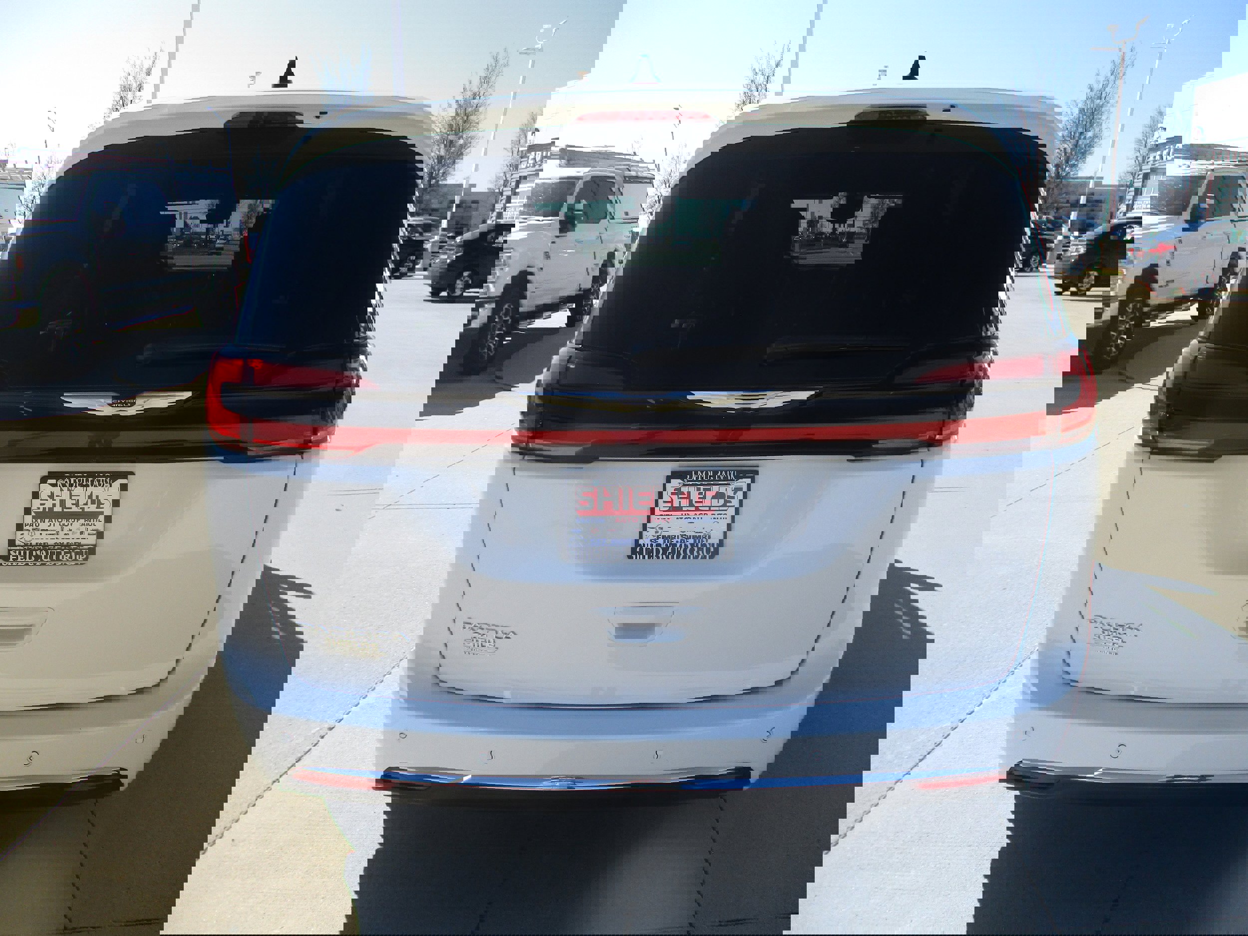 Used 2025 Chrysler Pacifica Select image 5