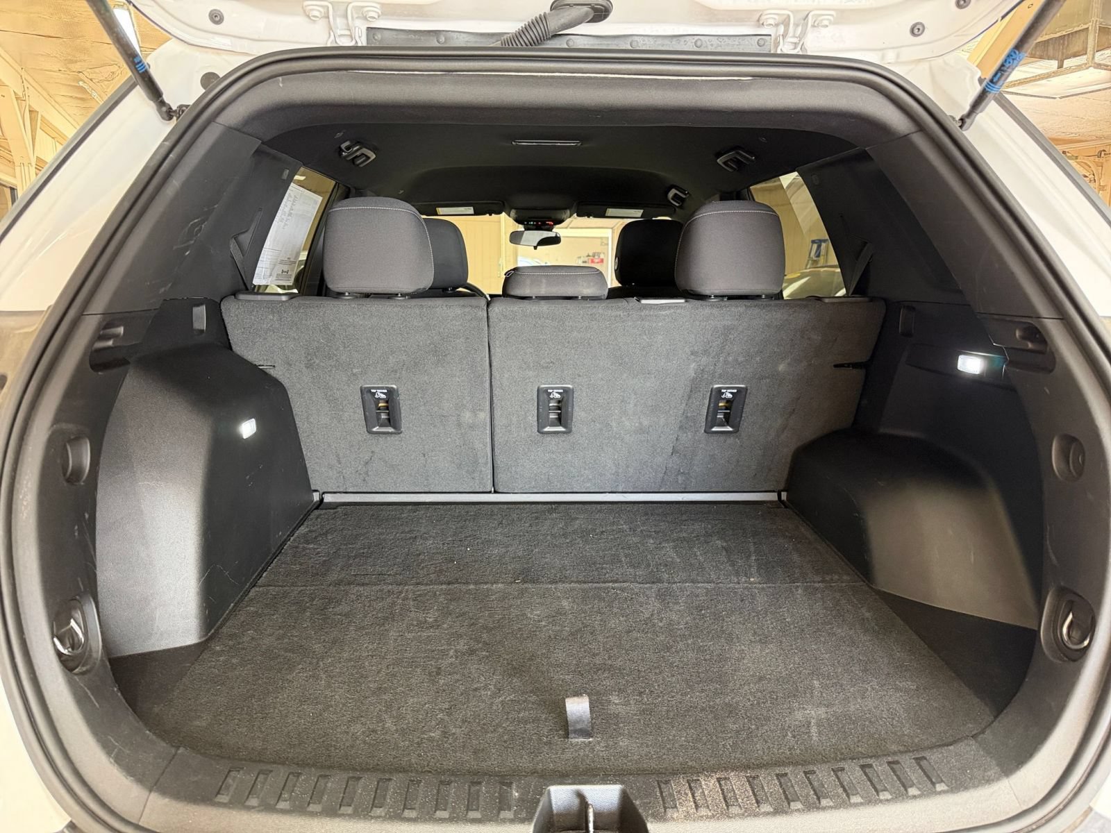 Used 2025 Chevrolet Equinox LT AWD/4WD image 32