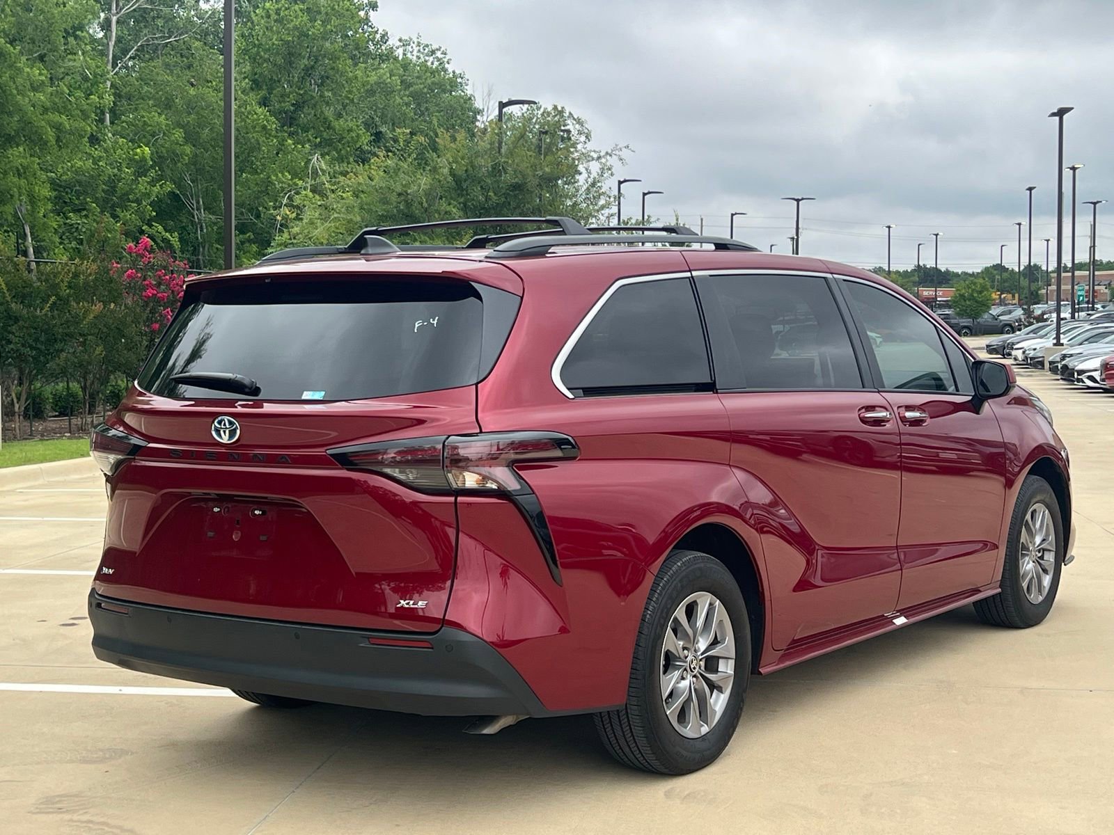 Used 2025 Toyota Sienna XLE FWD image 12