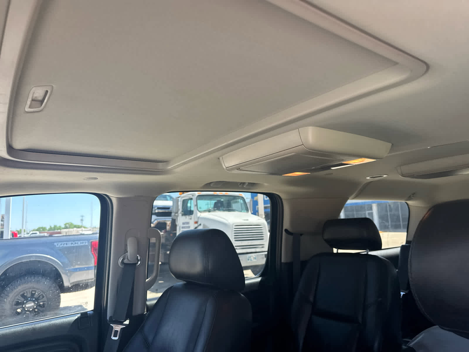 Used 2010 GMC Yukon XL Denali RWD image 7