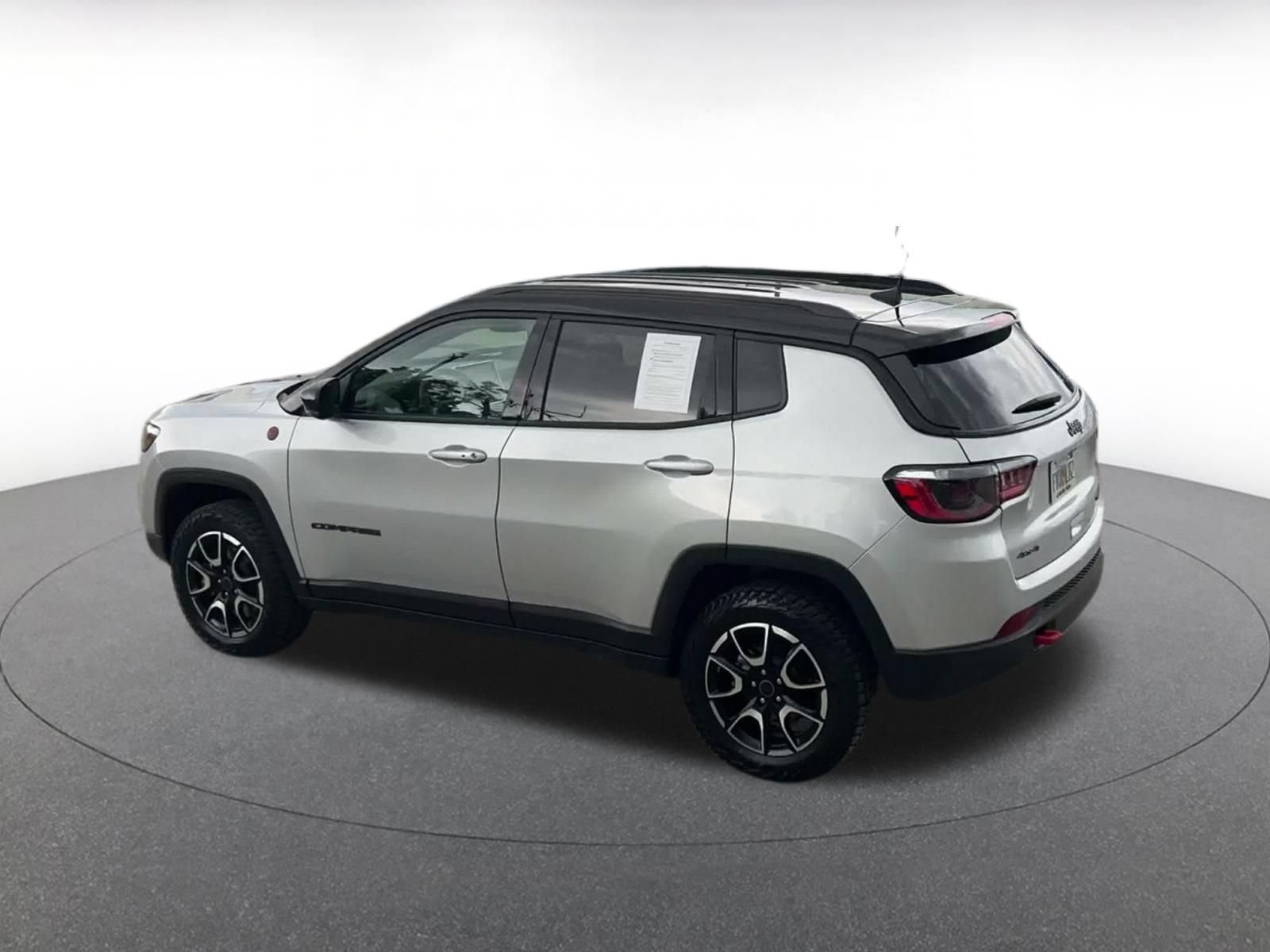 Used 2025 Jeep Compass Trailhawk AWD/4WD image 10