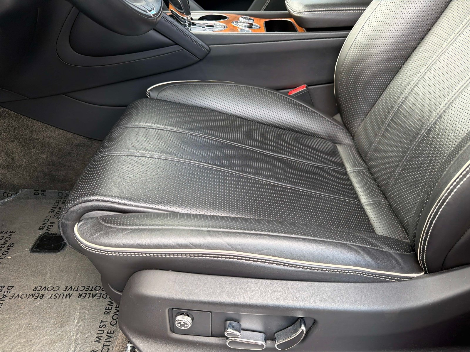 Used 2022 Bentley Bentayga AWD/4WD image 39