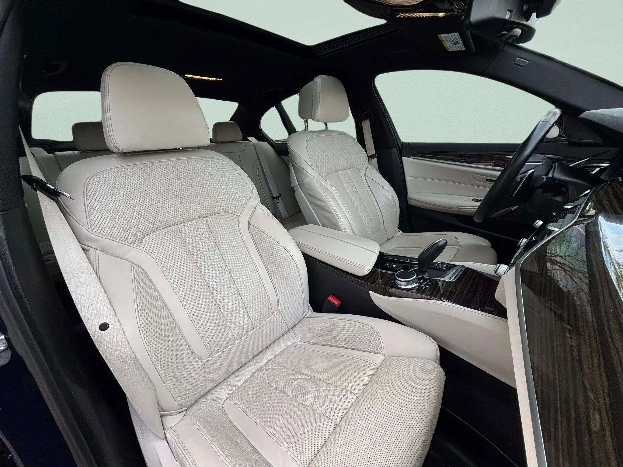 Used 2019 BMW 540i w/ Premium Package image 9