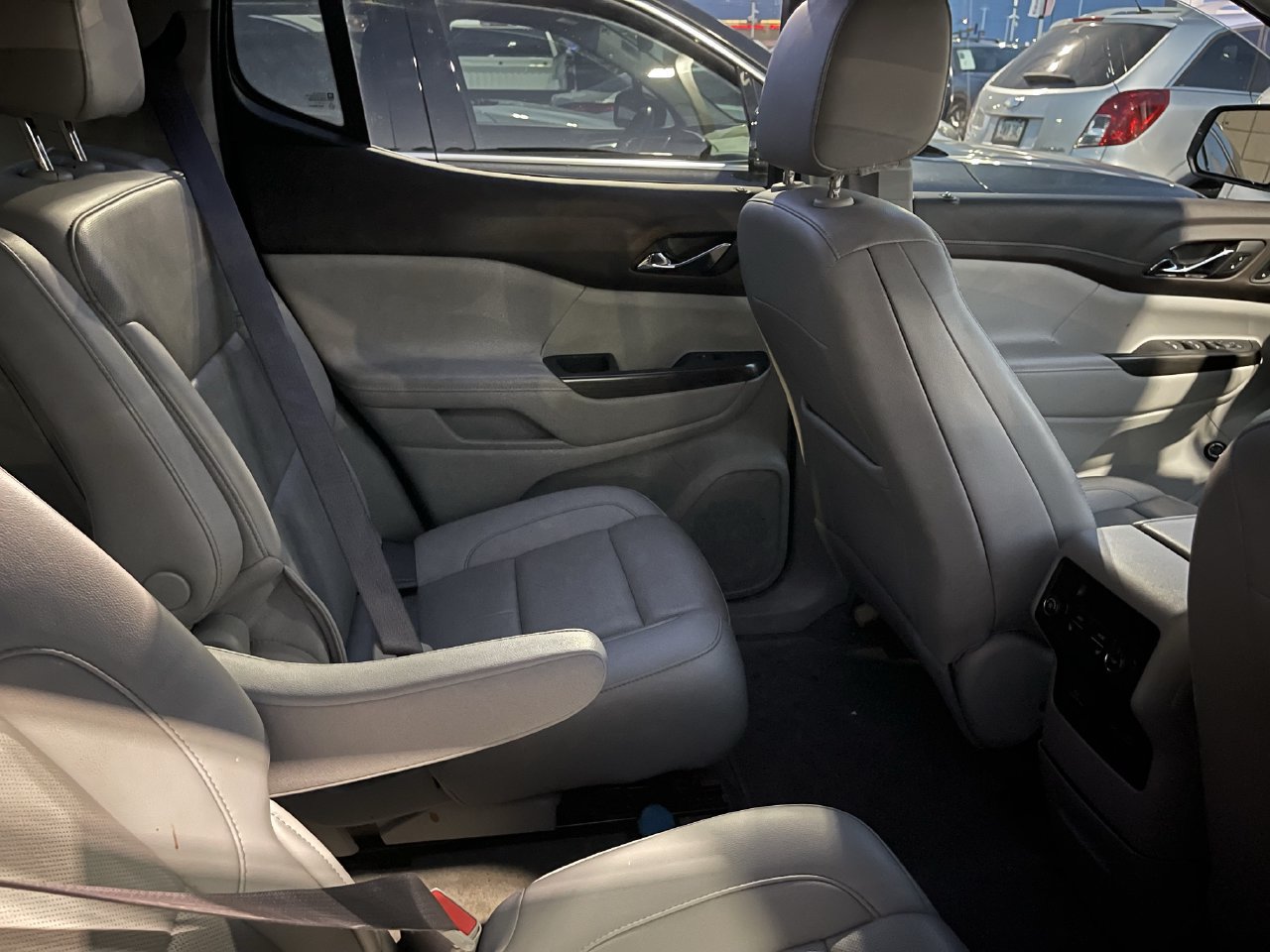 Used 2023 GMC Acadia SLT w/ Preferred Package FWD image 8