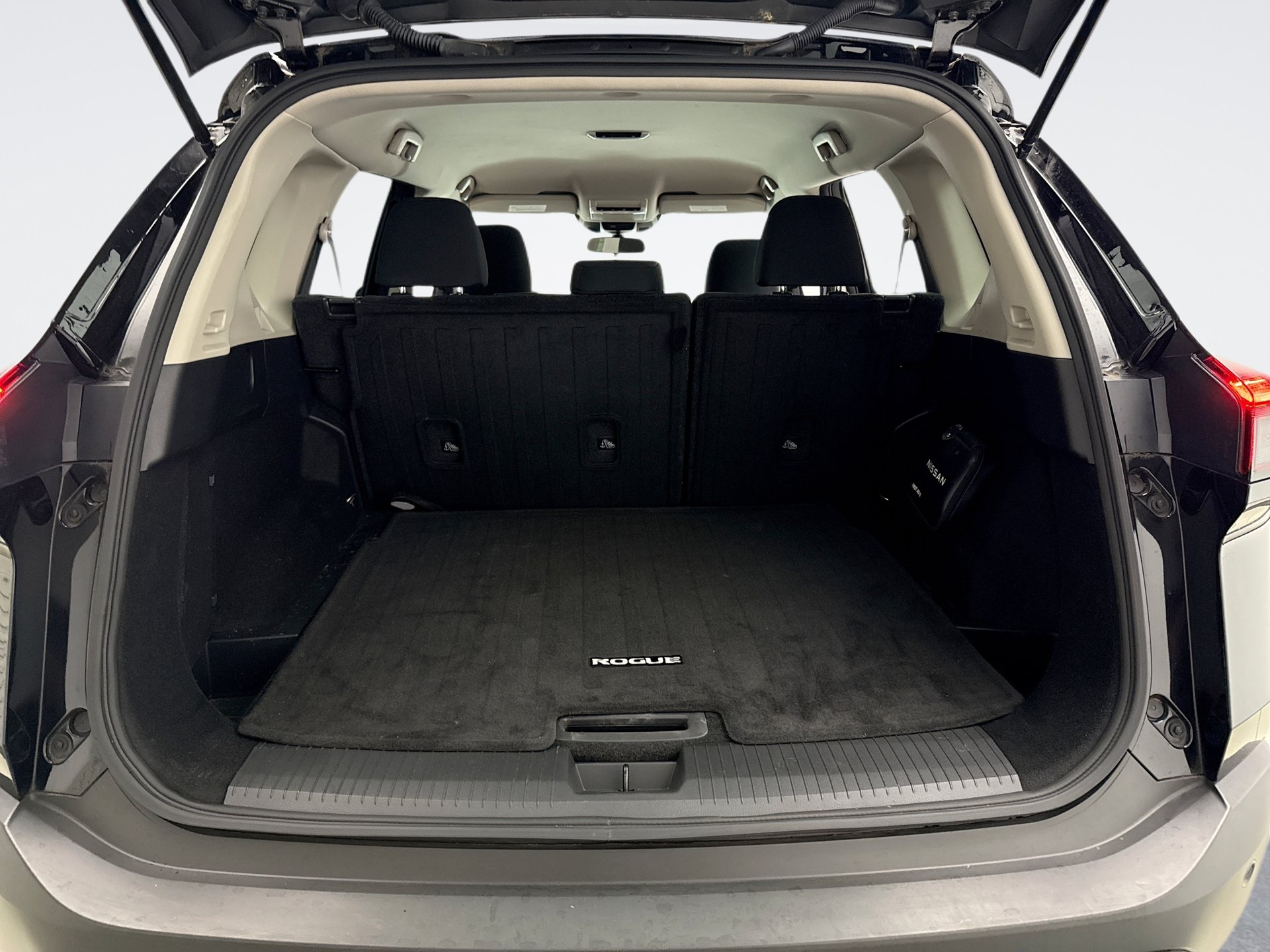 Used 2023 Nissan Rogue S AWD/4WD image 18
