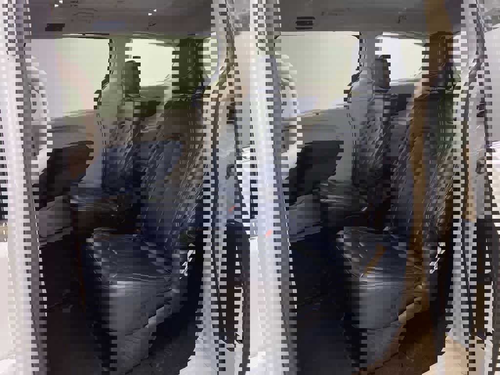 Used 2023 Chrysler Pacifica Touring-L image 15