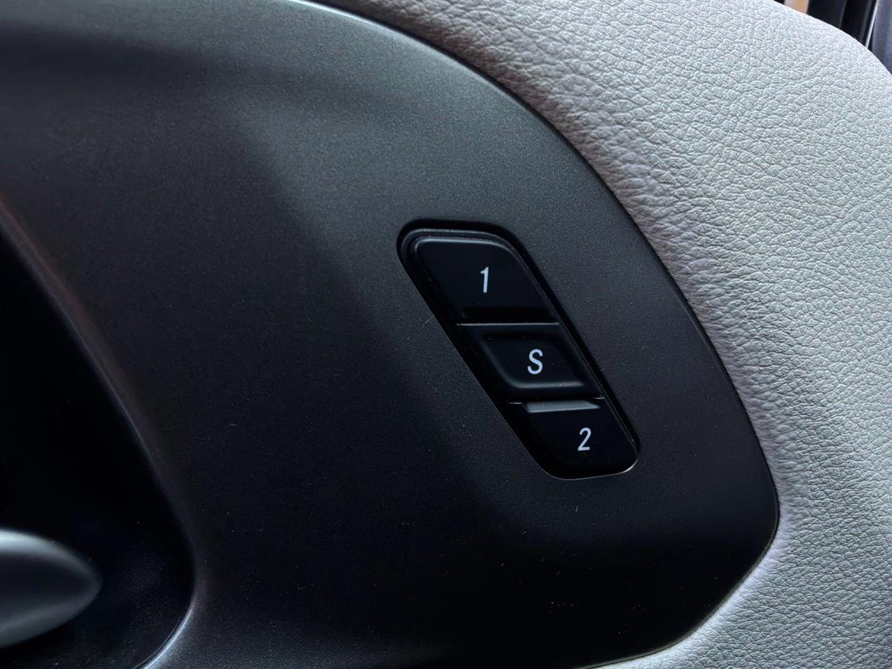 Used 2023 Chrysler Pacifica Touring-L FWD image 26