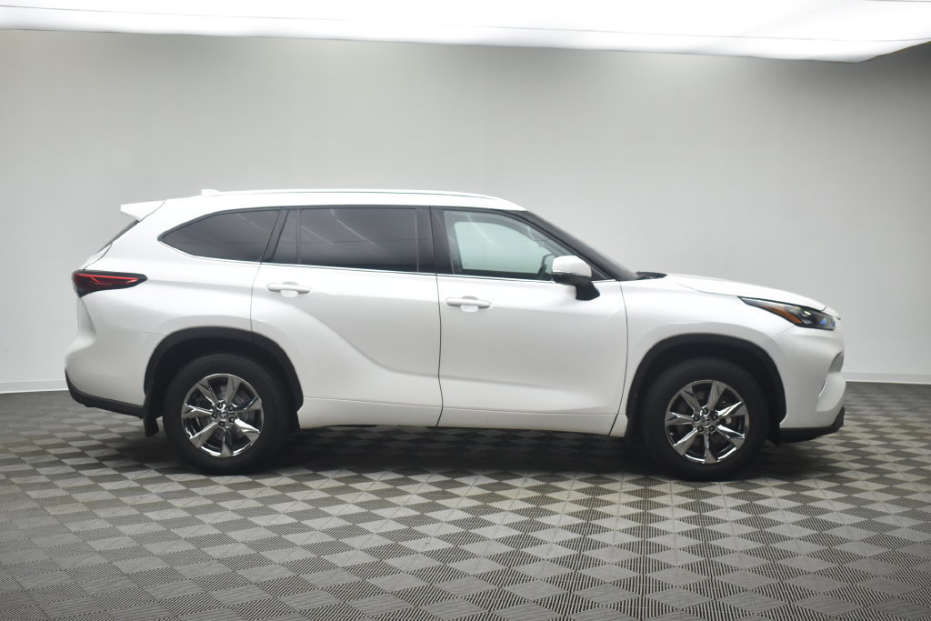 Used 2020 Toyota Highlander XLE AWD/4WD image 11