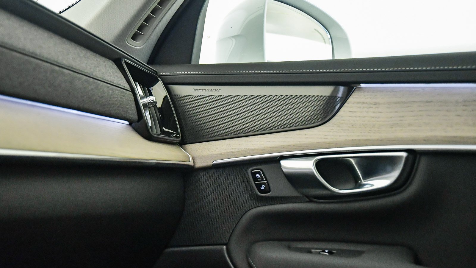 Certified 2025 Volvo XC90 T8 Plus w/ Protection Package Premier image 28