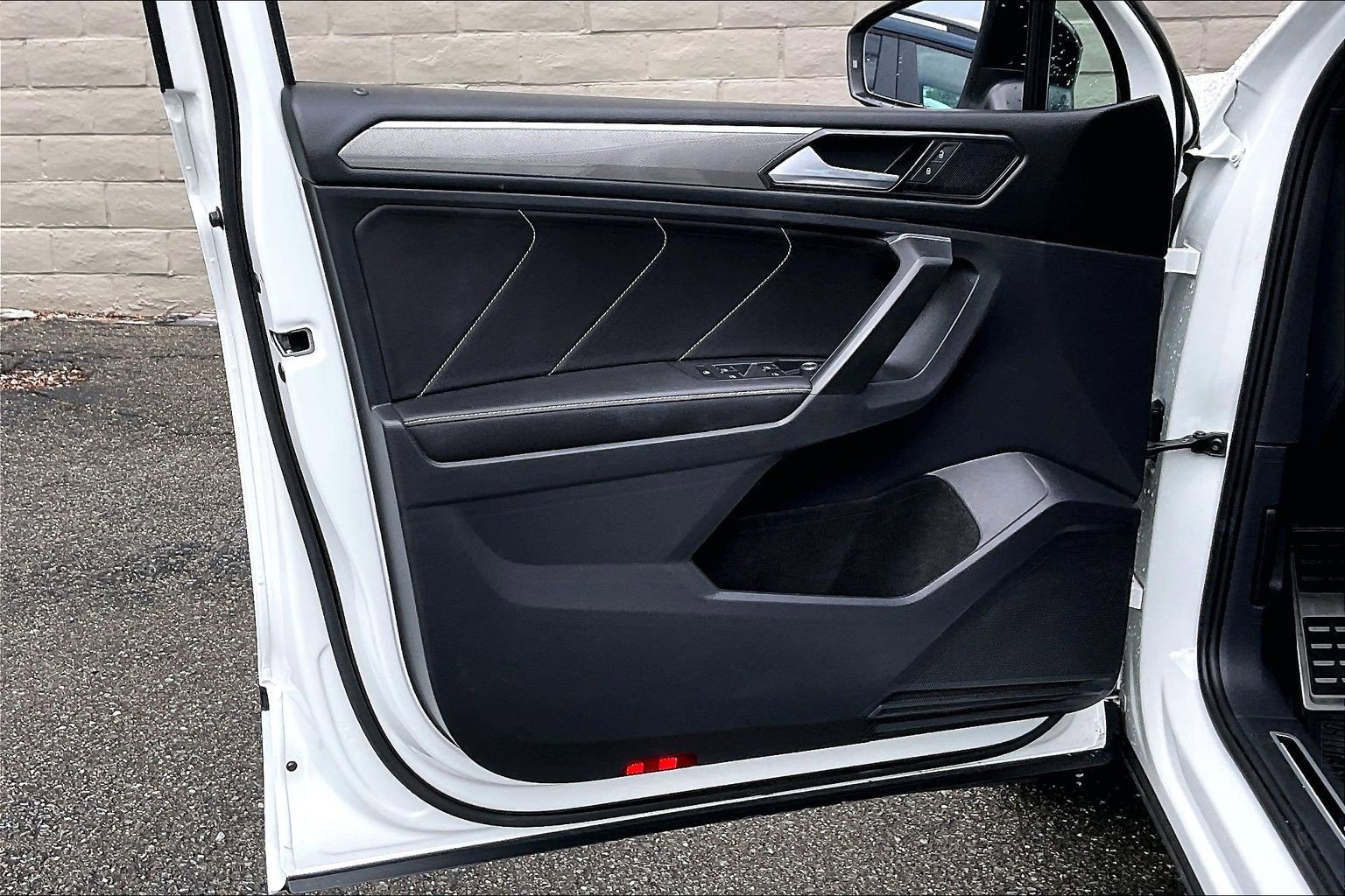 Certified 2023 Volkswagen Tiguan SE R-Line FWD image 20