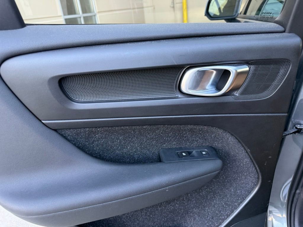 Used 2019 Volvo XC40 T5 Momentum image 13