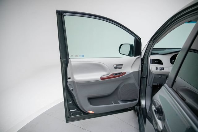 Used 2014 Toyota Sienna XLE FWD image 18