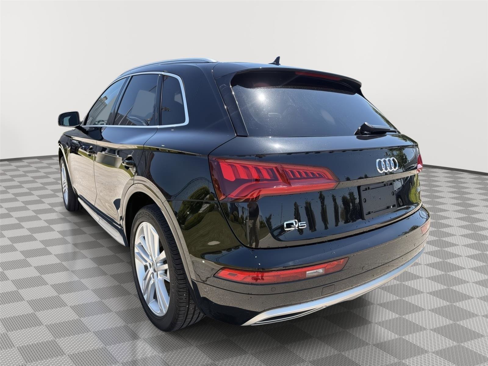 Used 2018 Audi Q5 2.0T Premium Plus w/ Premium Plus Package AWD/4WD image 2