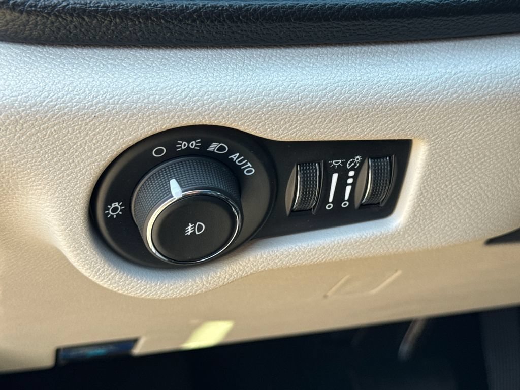 Used 2024 Chrysler Pacifica Limited FWD image 27