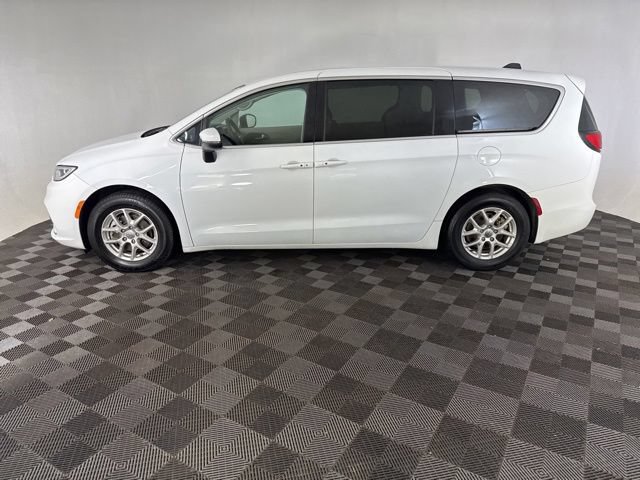 Used 2023 Chrysler Pacifica Touring-L FWD image 8