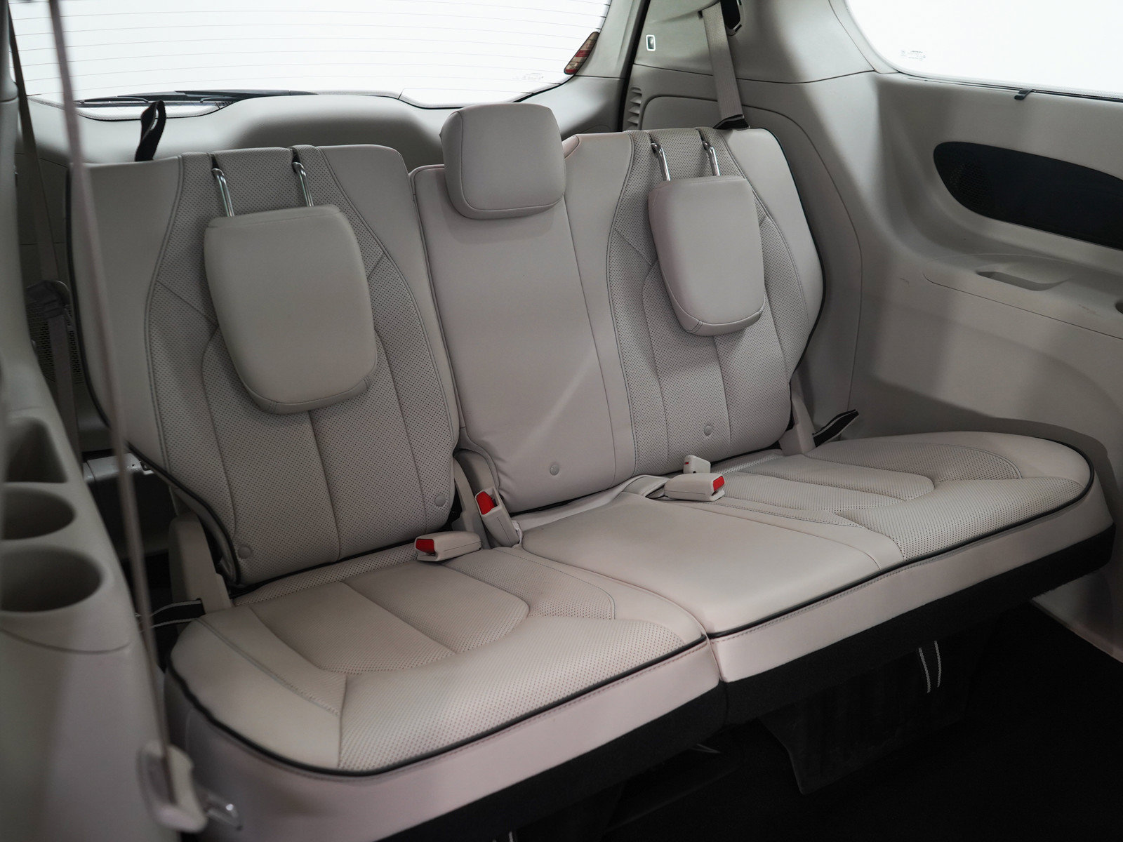 Used 2018 Chrysler Pacifica Limited w/ Advanced Safetytec Group FWD image 15