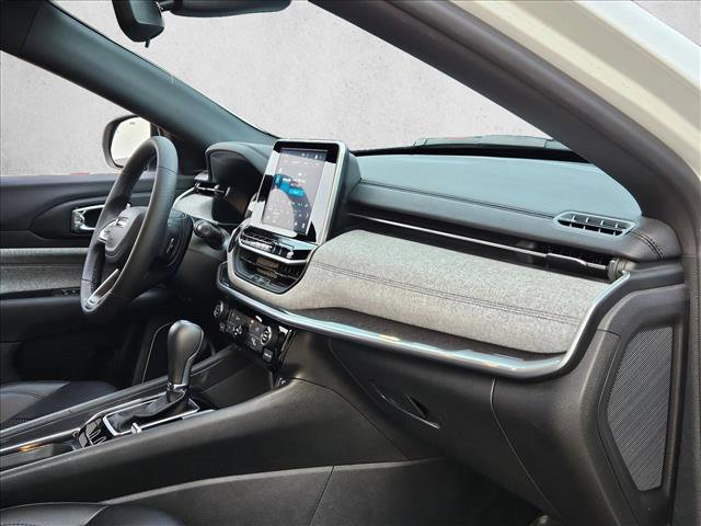 Used 2025 Jeep Compass Latitude image 25