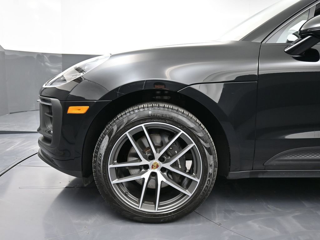 Certified 2025 Porsche Macan image 12