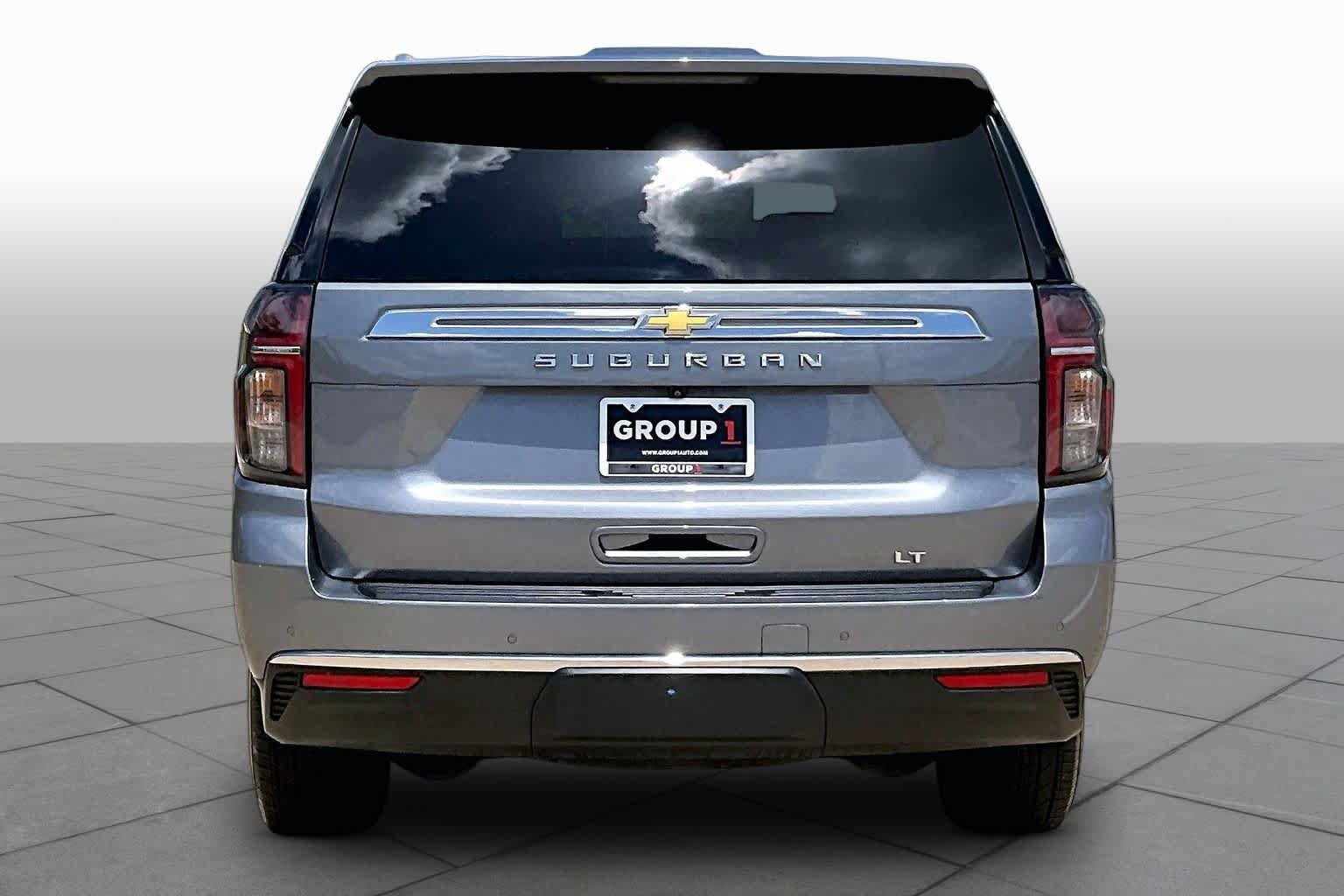 Used 2022 Chevrolet Suburban LT w/ Luxury Package RWD image 5
