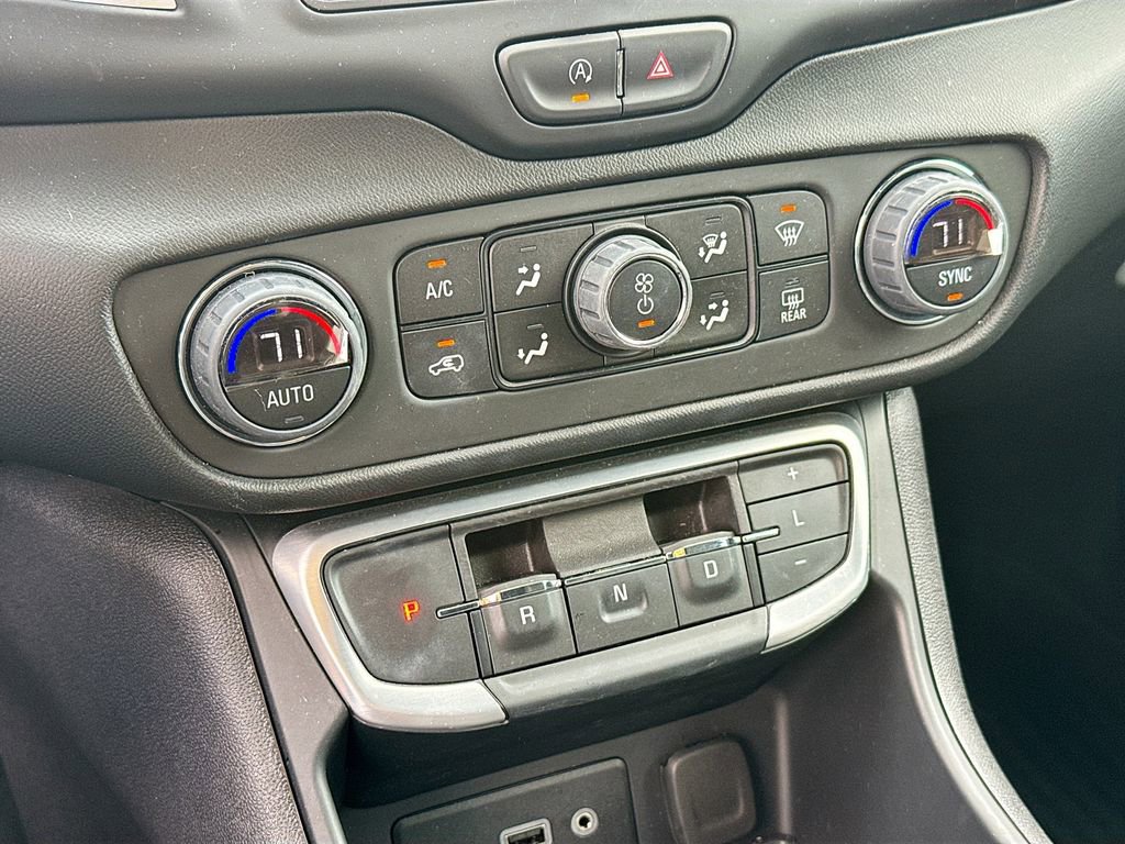 Used 2024 GMC Terrain SLE w/ Driver Convenience Package FWD image 17