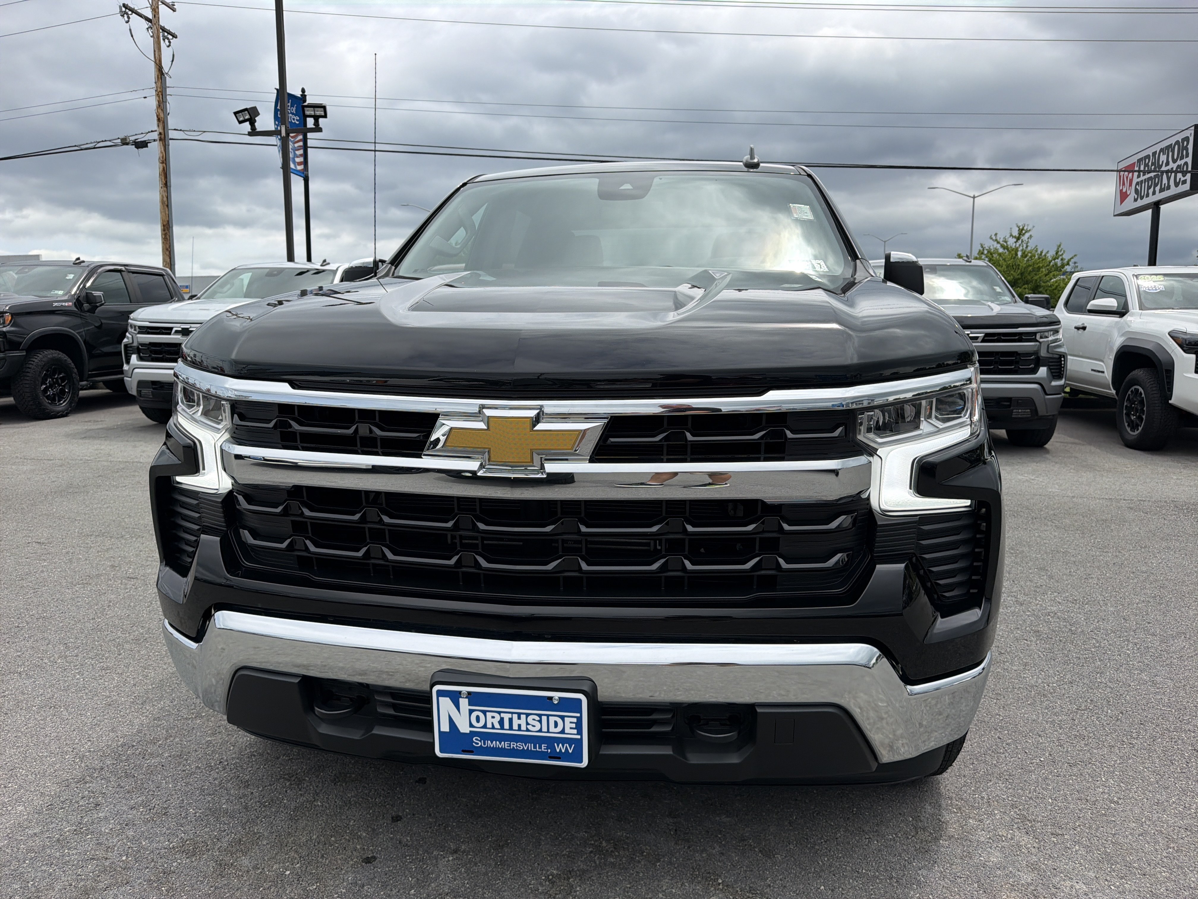 Used 2023 Chevrolet Silverado 1500 LT AWD/4WD image 2