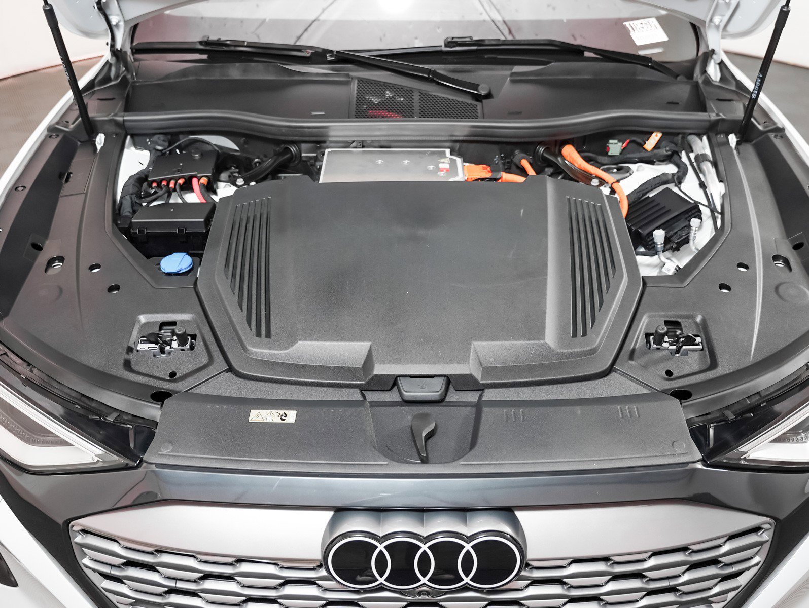 Used 2024 Audi Q8 e-tron Premium Plus image 4