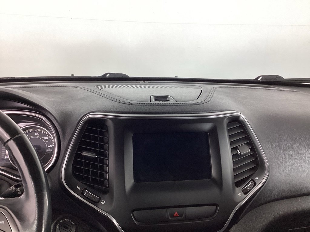 Used 2019 Jeep Cherokee Latitude w/ Cold Weather Group AWD/4WD image 18
