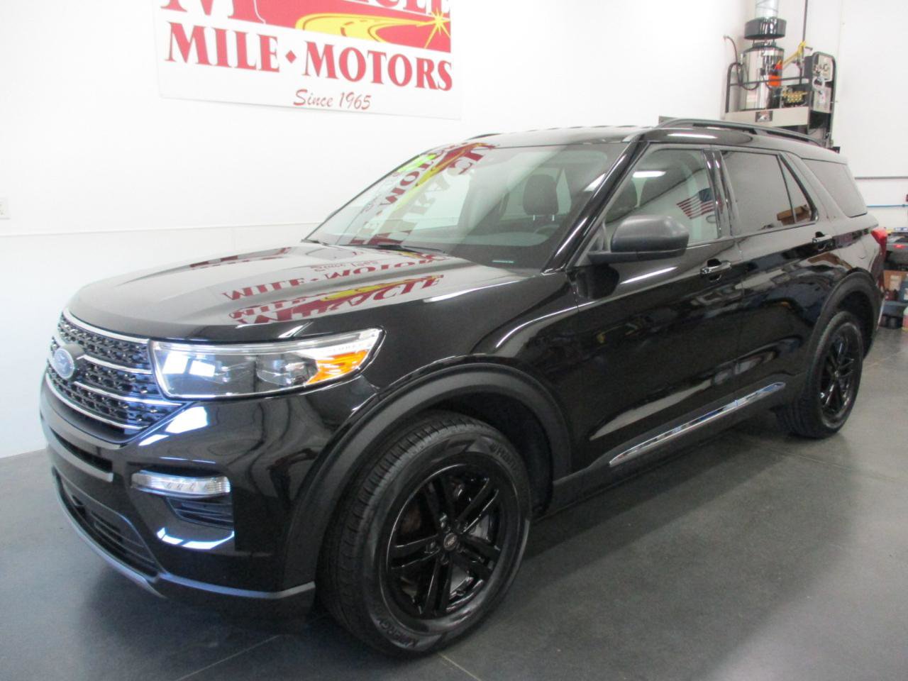 Used 2023 Ford Explorer XLT w/ Equipment Group 202A image 3