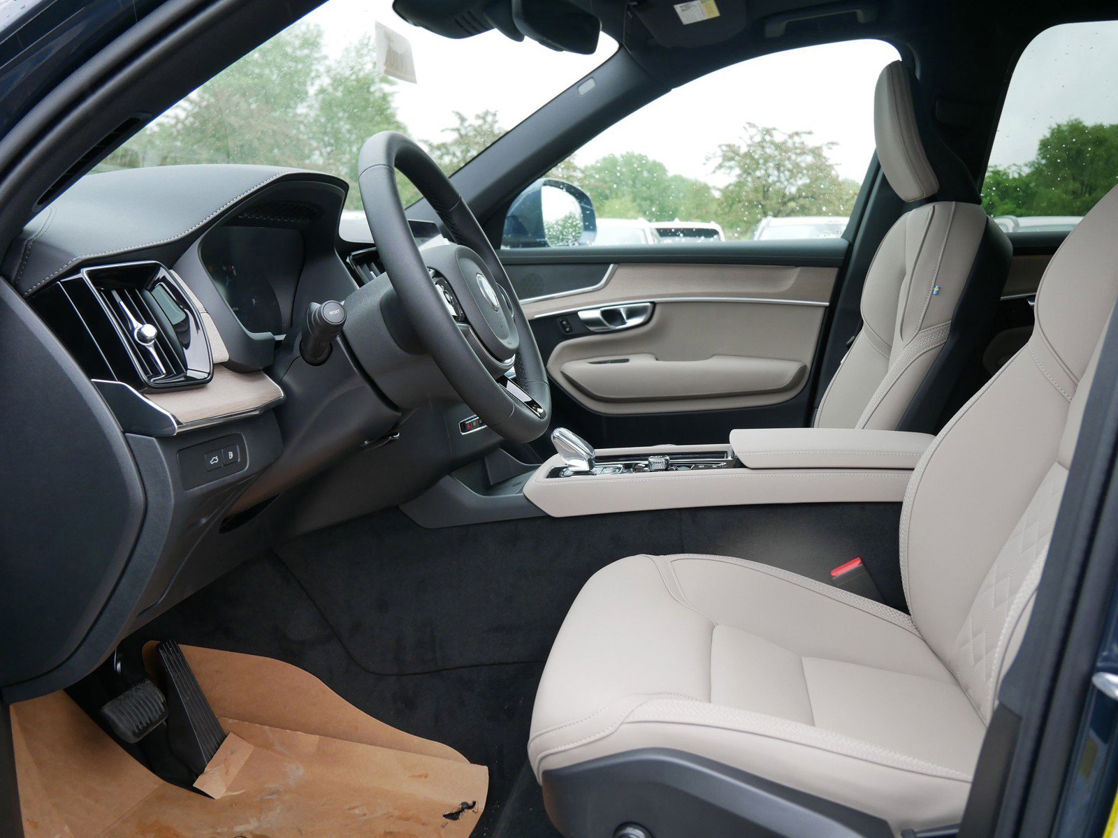 New 2025 Volvo XC90 T8 Core image 5