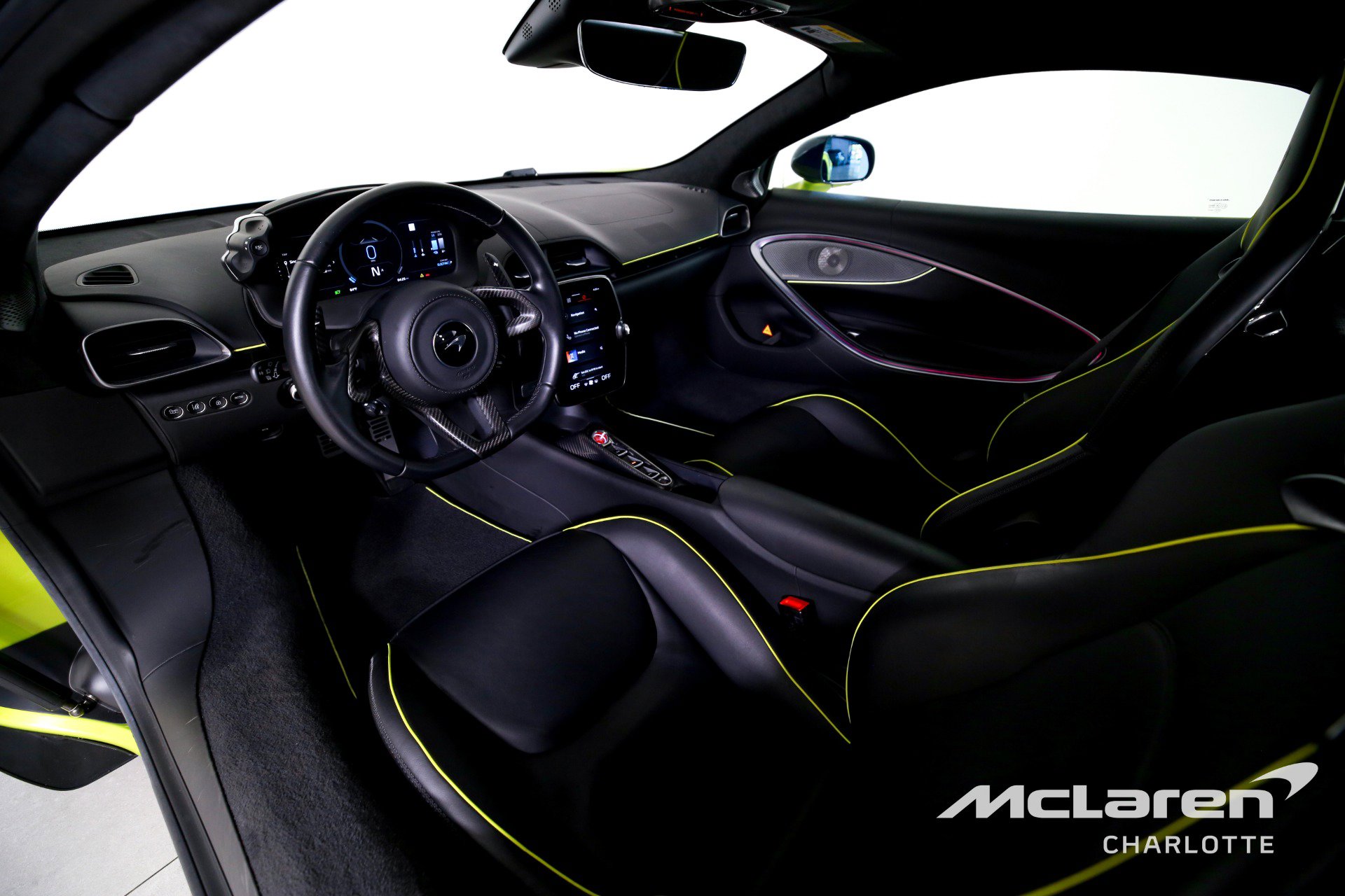 Used 2023 McLaren Artura image 28