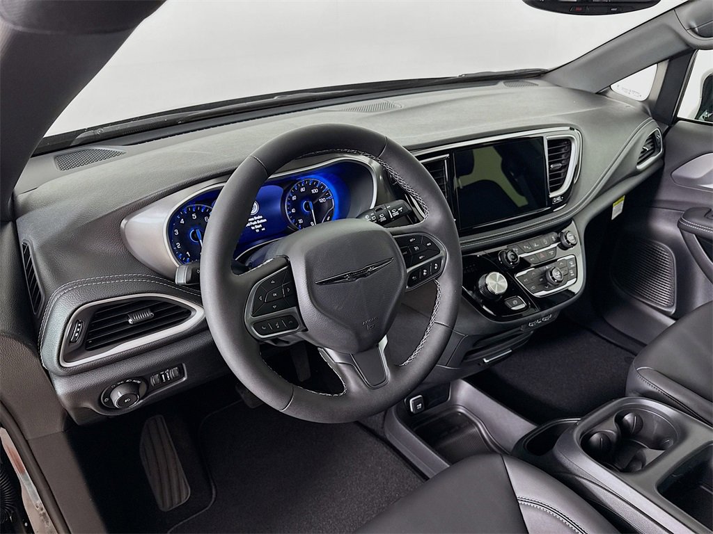 New 2025 Chrysler Pacifica Select image 10