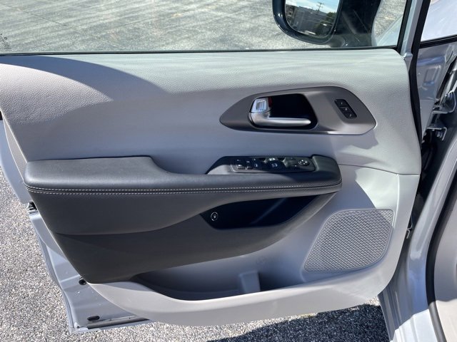 Used 2024 Chrysler Pacifica Select image 9
