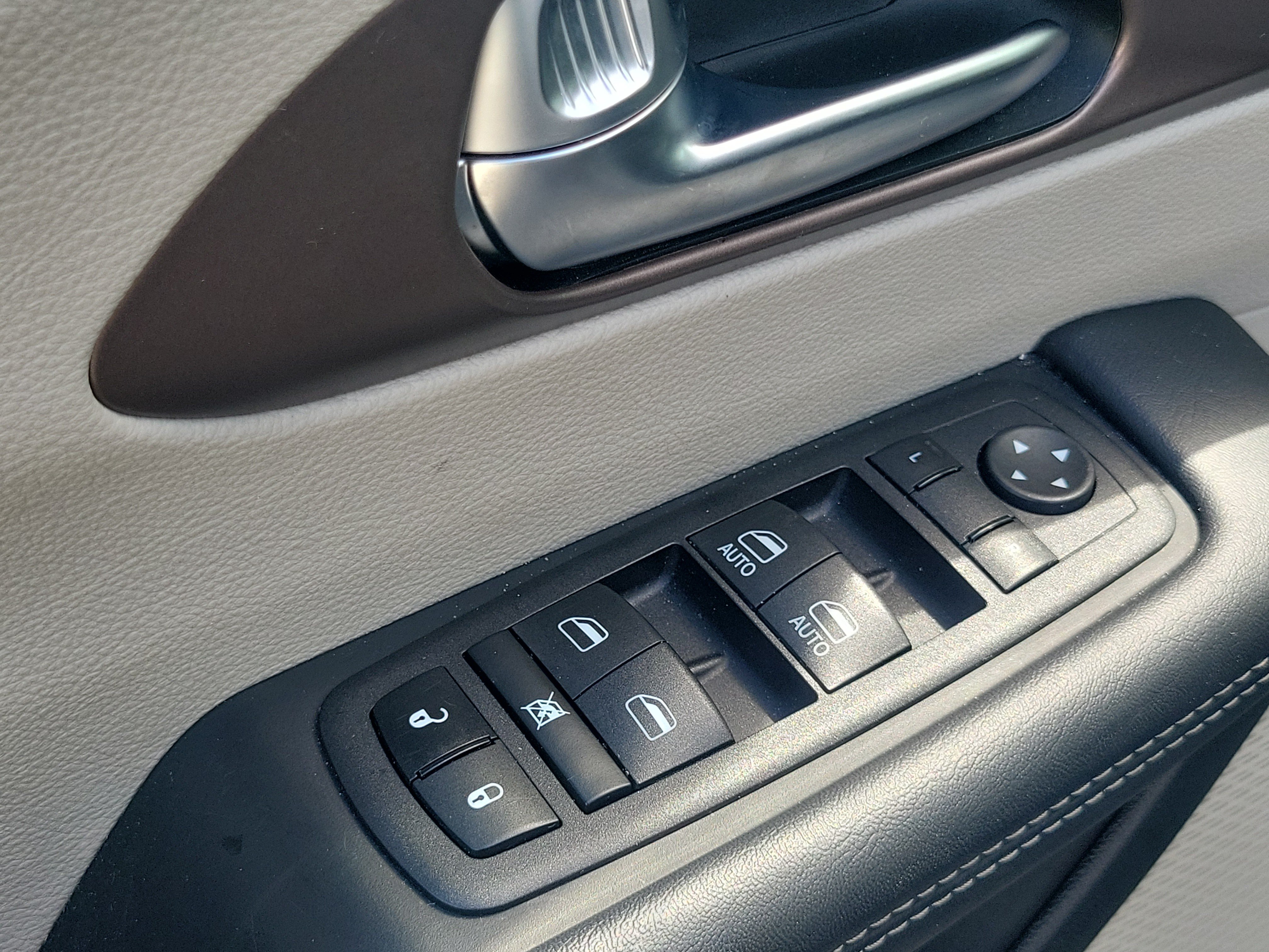 Used 2023 Chrysler Voyager LX FWD image 15