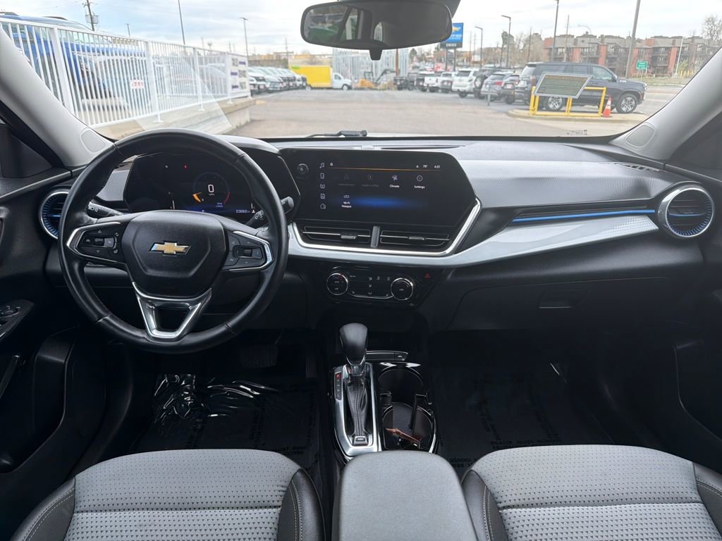 Used 2024 Chevrolet Trax LT w/ Sunroof Package image 12