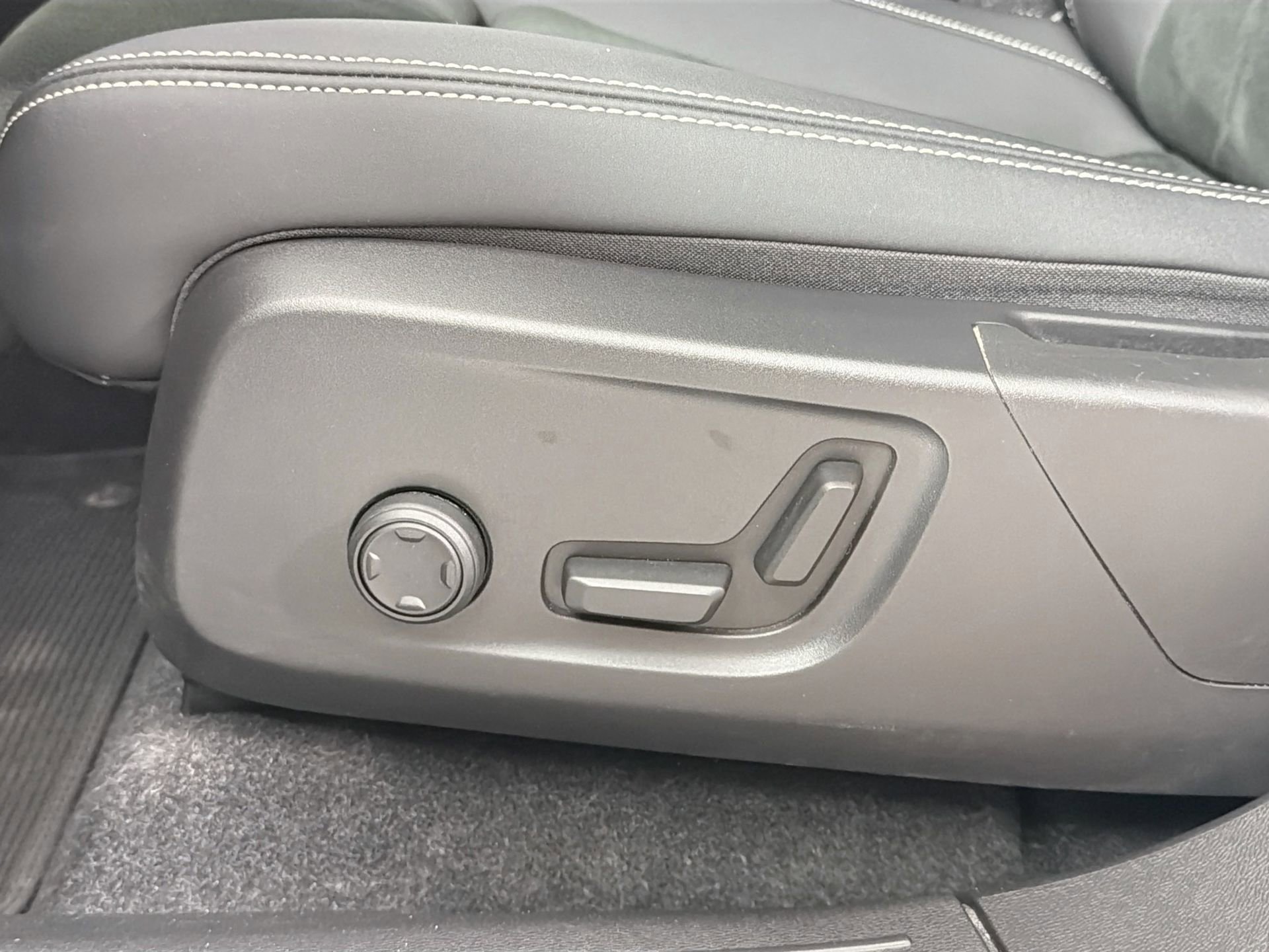Certified 2023 Volvo C40 P8 Recharge Ultimate AWD/4WD image 18