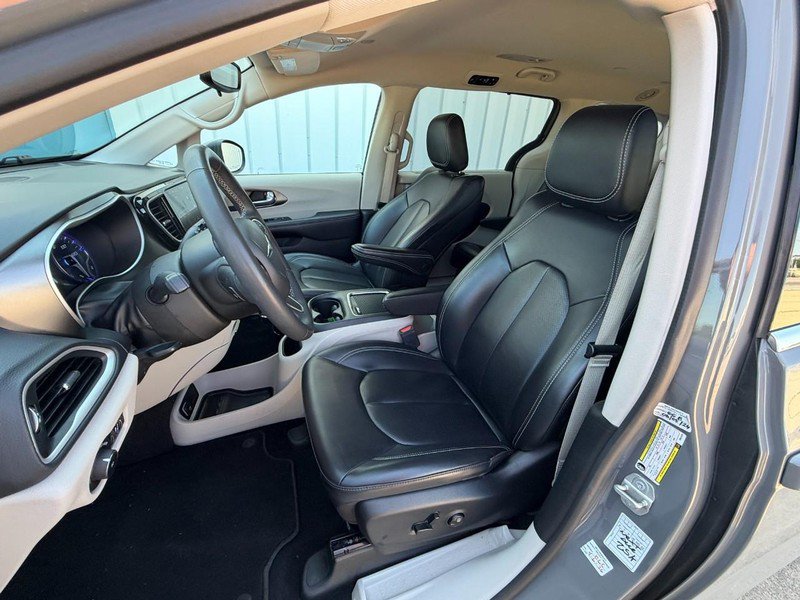 Used 2023 Chrysler Pacifica Touring-L FWD image 22
