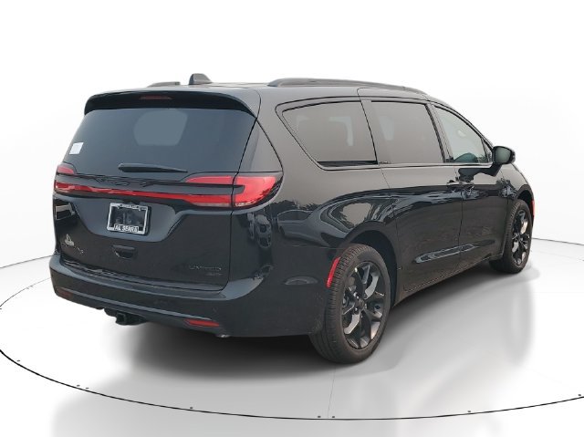 New 2027 Chrysler Pacifica Limited w/ Family Tech Group AWD/4WD image 4